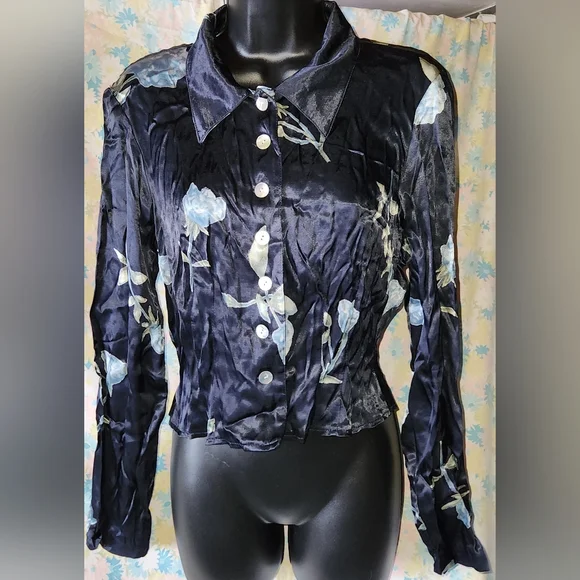 ✨ Vintage 90s Slinky Floral Dagger Collar Button Shirt! ✨️ - Picture 2 of 5